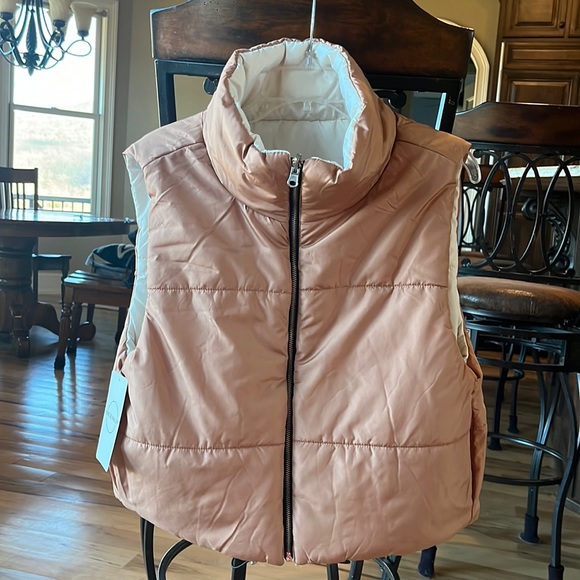 Cozy Reversible Puffer Vest Sleeveless Jacket Womens Medium Beige Tan Trendy New - Picture 14 of 15